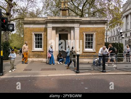 Persone in piedi fuori dal Cafe presso Storey's Gate, Birdcage Walk, Londra SW1 Foto Stock