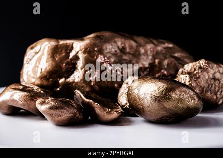 pietra di rame su scala elettronica. Metallo utilizzato nell'industria. Concetto di estrazione minerale , fotografia macro Foto Stock