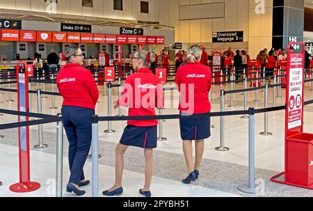Jet2 personale addetto al check-in presso l'aeroporto internazionale di Manchester, Inghilterra, Regno Unito, M90 1QX Foto Stock