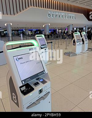 Macchine per il check-in, partenze Aer Lingus all'aeroporto internazionale di Manchester, terminal 2, Inghilterra, Regno Unito, M90 1QX Foto Stock