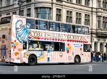 Tour panoramico di Londra con Tea Bus inglese, Londra UK Foto Stock