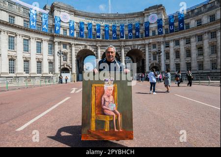 Londra, Regno Unito. 3rd maggio, 2023. Kaya Mar, un artista satirico, si erge con il suo ultimo ritratto, di re Carlo III, davanti ad un felice e glorioso messaggio sull'Arco dell'Ammiragliato - Londra si prepara all'incoronazione di re Carlo III il 6th maggio. Credit: Guy Bell/Alamy Live News Foto Stock