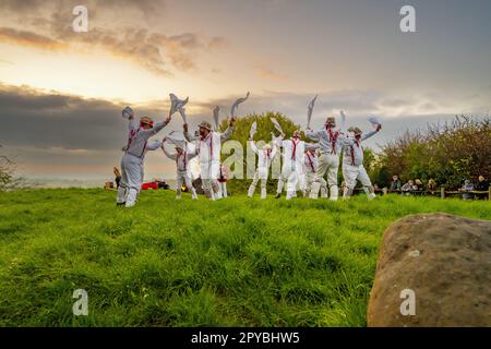 I ballerini Morris ballano al Coldrum Long Barrow vicino a Trottiscliffe all'alba del 1st maggio 2023 Foto Stock