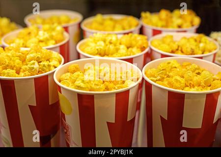 diversi sapori di popcorn nel pacchetto prima di guardare un film, week-end di famiglia Foto Stock