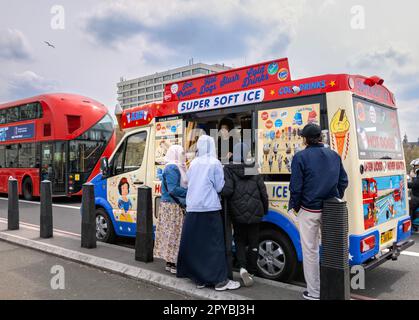 Persone in coda per il gelato all'Ice Cream Van, Westminster Bridge, Londra UK 30th aprile 2023 Foto Stock