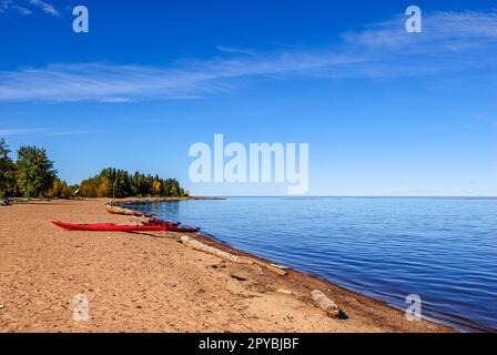 Kayak su una spiaggia sabbiosa lungo la riva del lago Great Slave nei territori nordoccidentali del Canada Foto Stock