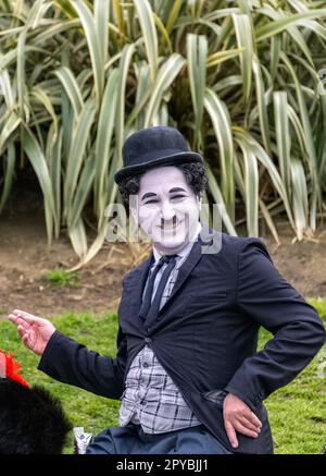 Street performer vestito come Charlie Chaplin, Southbank, Londra UK Foto Stock