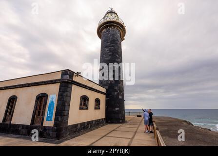 PUERTO DE LA CRUZ, SPAGNA - 15 FEBBRAIO: I turisti scattano una foto al faro di Faro punta de Jandia il 15 febbraio 2023 a Puerto de la Cruz, Spagna. Foto Stock