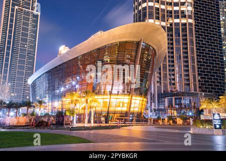 18 gennaio 2023, Dubai, Emirati Arabi Uniti: Edificio dell'Opera illuminato di notte nel centro della città di Dubai Foto Stock