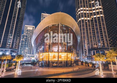 18 gennaio 2023, Dubai, Emirati Arabi Uniti: Edificio dell'Opera illuminato di notte nel centro della città di Dubai Foto Stock