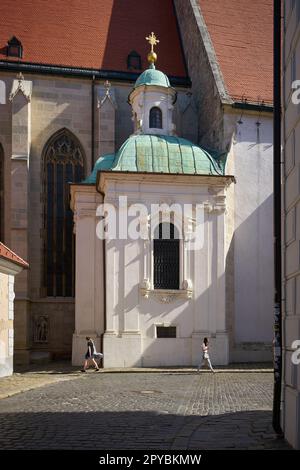 Vista laterale di St. Cattedrale di Martin, Dom sv. Martina nel centro storico della capitale slovacca Bratislava Foto Stock