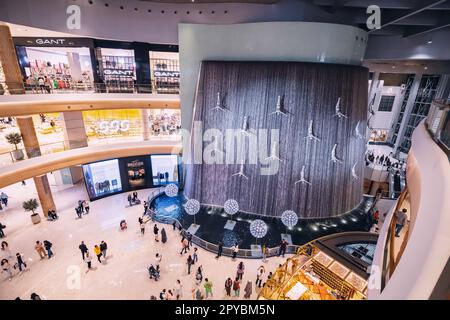 18 gennaio 2023, Dubai, Emirati Arabi Uniti: Cascata Fontana all'interno del Dubai Mall Foto Stock