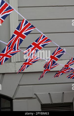 Union Jack rosso bianco e blu che si accoppa all'edificio classico Foto Stock