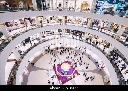 18 gennaio 2023, Dubai, Emirati Arabi Uniti: Interno del più grande e famoso Dubai Mall con vari negozi e visitatori Foto Stock