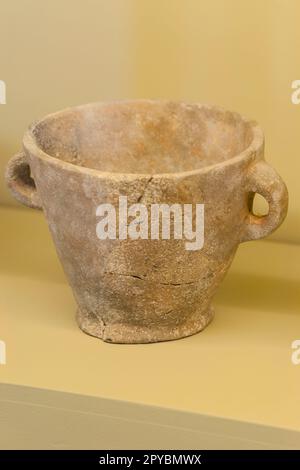 Contenitori in ceramica, Museo Archeologico di Son Fornes, sala del periodo post-alayotico, Montuiri, regione di es Pla, Maiorca, Spagna Foto Stock