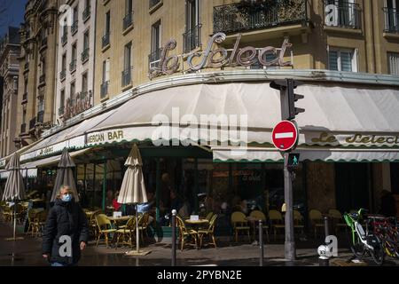 Ristorante le Select su Boulevard du Montparnasse a Parigi, Francia. Marzo 24, 2023. Foto Stock