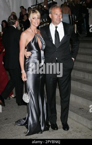 L'attore Kevin Costner e sua moglie Christine Baumgartner frequentano il MET Costume Institute Gala celebrando Chanel al Metropolitan Museum of Art May Foto Stock