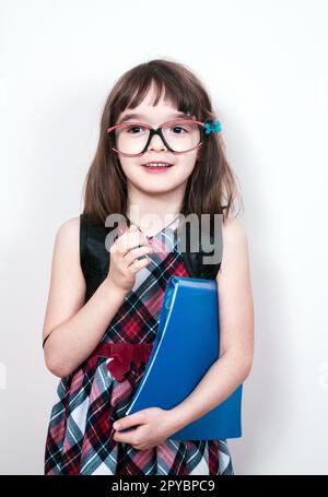 Bambina la lettura di un libro a casa Foto Stock