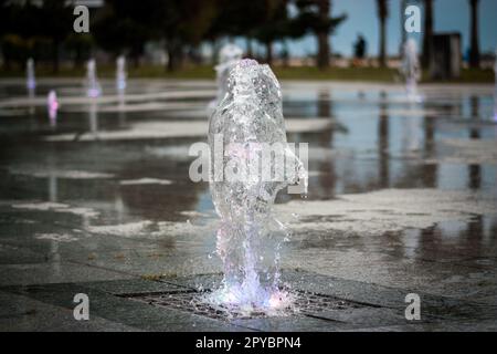 Belle fontane nel parco della città di Batumi. Georgia Foto Stock