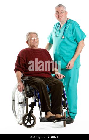 Professionisti della salute: Sedia a rotelle utente. Un paziente anziano che riceve consigli e rassicurazioni dal medico. Da una serie di immagini correlate. Foto Stock