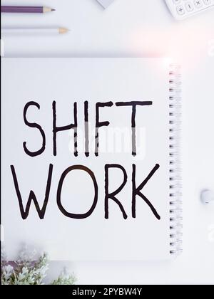 Lavoro di spostamento del testo nella scrittura a mano. Parola scritta sul lavoro comprendente periodi in cui gruppi di lavoratori svolgono i lavori a rotazione Foto Stock