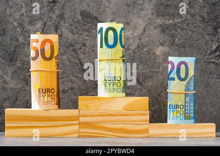 Piedistallo o piattaforma con rotoli di banconote in euro per onorare i vincitori dei premi Foto Stock