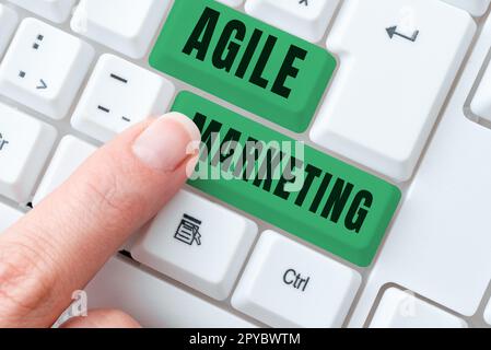 Cartello di testo che mostra Agile Marketing. Panoramica aziendale focalizzata sugli sforzi dei team che offrono valore al cliente finale Foto Stock