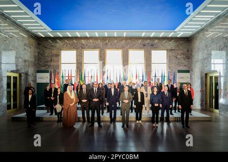 Berlino, Germania. 03rd maggio, 2023. Foto di famiglia ripresa nel quadro del dialogo sul clima di Petersberg presso l'Ufficio federale degli affari esteri di Berlino, 3 maggio 2023. Credit: dpa/Alamy Live News Foto Stock