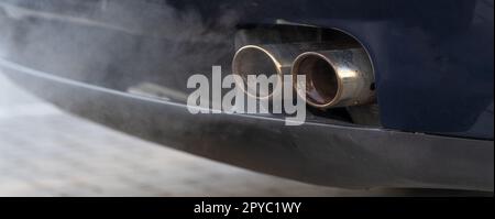 fumo dallo scarico di un'auto con un motore a benzina, banner con spazio copia Foto Stock