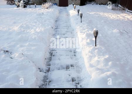 Neve appena caduta libera dal percorso Foto Stock