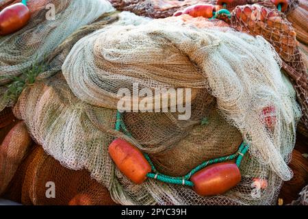 Colorate reti da pesca a Marina Corricella sull'isola di Procida, Golfo di Napoli, Italia. Foto Stock