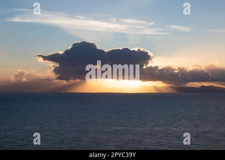 Splendida e suggestiva alba vista dall'isola di Procida. Foto Stock