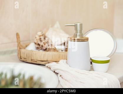 Gel corpo e crema viso tra pietre marine e conchiglie. Trattamenti spa. Marcia lenta. Foto Stock