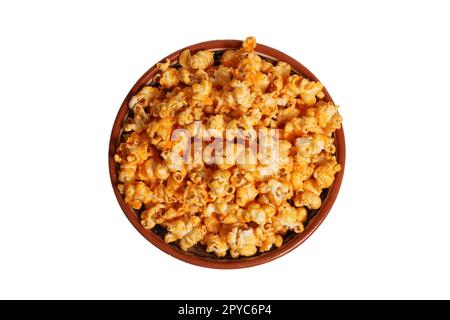 Ciotola di popcorn al formaggio piccante in ciotola su sfondo bianco Foto Stock