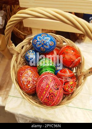 Uova di legno di Pasqua in un cestino da vicino Foto Stock