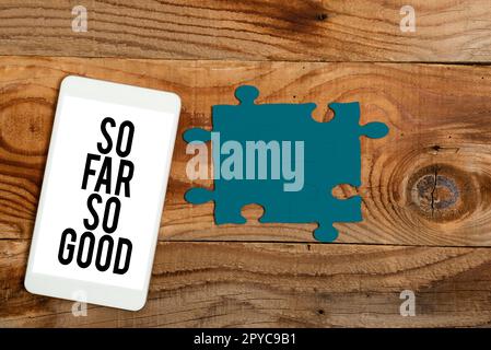 Segno di testo che mostra finora così bene. Le parole scritte sui progressi sono state soddisfacenti fino ad ora tutto va bene Foto Stock