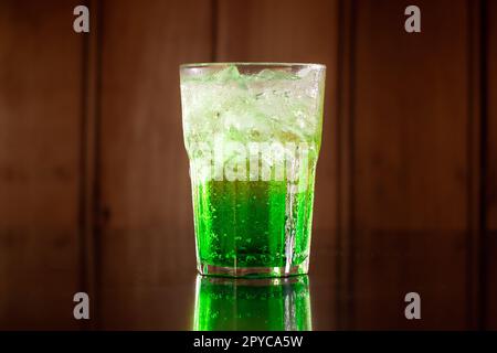 cocktail di alcololo verde su legno Foto Stock