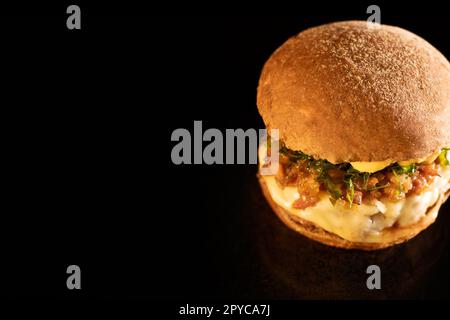 Hamburger fresco e gustoso sul nero Foto Stock