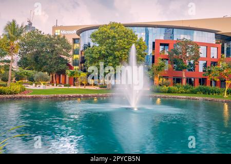 19 gennaio 2023, Dubai, Emirati Arabi Uniti: Quartiere di Dubai Internet City con più aziende e uffici DI SOCIETÀ IT in bella area sviluppata intorno a grande wa Foto Stock