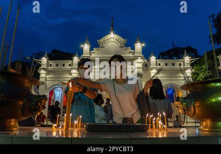 Kuala Lumpur, Kuala Lumpur, Malesia. 3rd maggio, 2023. I devoti bruciano bastoni di joss fuori del tempio alla vigilia della celebrazione del Vesak Day a Kuala Lumpur. (Credit Image: © Asyraf Rasid/ZUMA Press Wire) SOLO PER USO EDITORIALE! Non per USO commerciale! Foto Stock