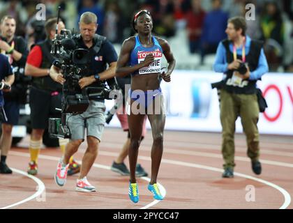 London Stadium, East London, Regno Unito. 6th ago, 2017. IAAF World Championships; Day 3; Tori Bowie of USA corre al crono dopo il 1st in arrivo nella finale femminile di 100 metri e quindi il campione del mondo di credito: Action Plus Sports/Alamy Live News Foto Stock