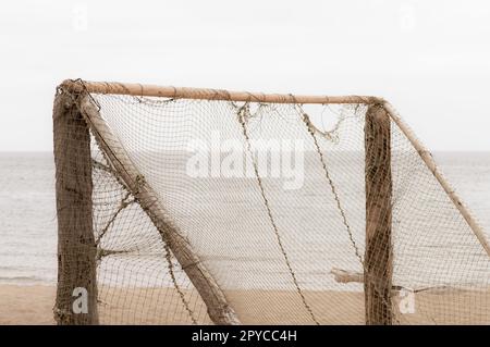 Rete Beach volley su sfondo desolato mare Foto Stock