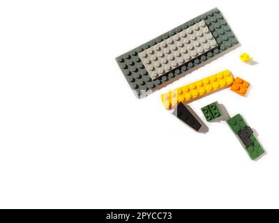 dettagli del designer per bambini su sfondo bianco. Gioco creativo per bambini per lo sviluppo dell'immaginazione e del pensiero spaziale. Diversi giocattoli Foto Stock