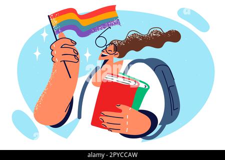Donna con zaino e libri di testo tiene bandiera LGBT che sostiene la tolleranza e i diritti transgender. Ragazza partecipa alla parata o dimostrazione di LGBT f Foto Stock