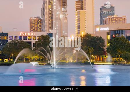19 gennaio 2023, Dubai, Emirati Arabi Uniti: Quartiere di Dubai Internet City con più aziende e uffici DI SOCIETÀ IT in bella area sviluppata intorno a grande wa Foto Stock