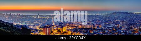 Panorama di Barcellona in Spagna all'alba Foto Stock