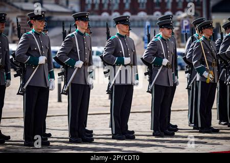 Nella riunione di Helsinki del 3 maggio 2023, i presidenti della Finlandia e dell'Ucraina e i primi ministri della Danimarca, dell'Islanda, della Norvegia e della Svezia hanno rilasciato la seguente dichiarazione. I leader dell’Ucraina e dei cinque paesi nordici hanno ribadito la loro inequivocabile condanna dell’attuale guerra di aggressione della Russia contro l’Ucraina. L’Ucraina ha dimostrato una notevole determinazione nell’esercitare il proprio diritto intrinseco all’autodifesa contro questo attacco ingiustificato e ingiustificato. La Russia deve ritirare immediatamente, completamente e incondizionatamente tutte le sue forze militari. Foto Stock