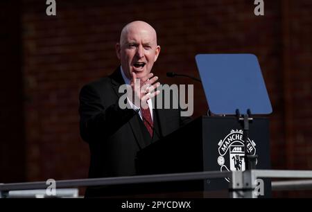 Il maestro delle cerimonie del Manchester United e l'annunciatore Alan Keegan come nuova statua dell'ex giocatore del Manchester United Jimmy Murphy, progettata dallo scultore Alan Herriot, viene svelata fuori dal The Stretford End a Old Trafford, Manchester. Data immagine: Mercoledì 3 maggio 2023. Foto Stock