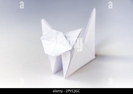 Origami gatto di carta isolato su uno sfondo bianco Foto Stock