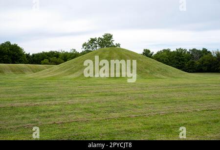 Antichi tumuli di sepoltura dei nativi americani a Mound City, Ohio Foto Stock